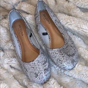Gray tone snakeskin flats